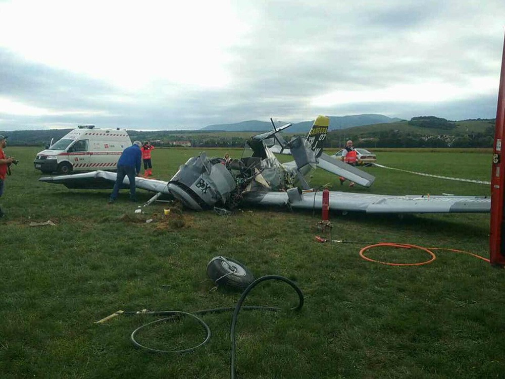 Na letisku došlo k pádu jednomotorového dolnoplošníka Čmelák Z - 37 aj s tromi osobami na palube.