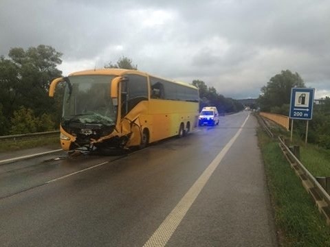 Takto skončil autobus po nehode