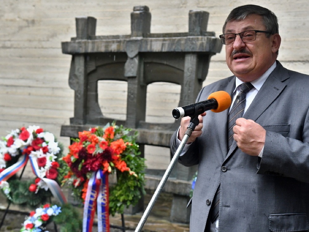Na snímke Anton Hrnko, predseda Výboru NR SR pre obranu a bezpečnosť počas spomienkového zhromaždenia pri príležitosti 169. výročia vzniku Slovenskej národnej rady.