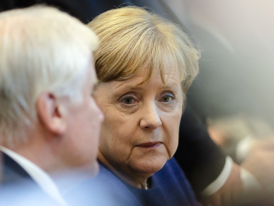 Kancelárka Angela Merkelová po vyhraných voľbách rokuje o koalícii.