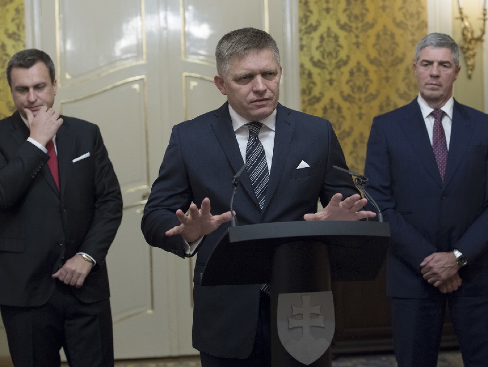 Predseda SNS Andrej Danko, premiér Robert Fico (SMER-SD) a predseda Most-Híd Béla Bugár 