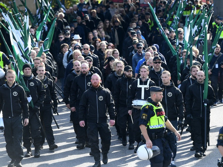 Pochod neonacistov vo Švédsku.