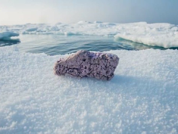 Polystyrén uprostred ľadovej pokrývky