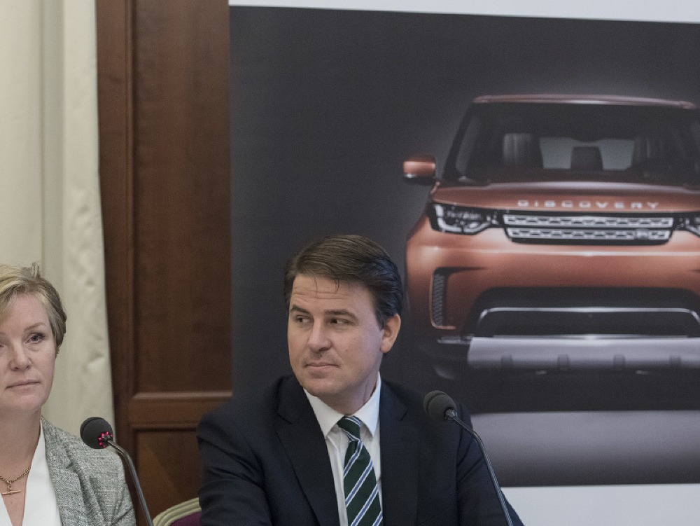 Na snímke vľavo riaditeľka ľudských zdrojov Jaguar Land Rover Slovakia Nicci Cooková a vpravo prevádzkový riaditeľ Jahuar Land Rover Slovakia Alexander Wortberg počas tlačovej konferencie na ktorej predstavili aktuálny stav výstavby závodu v Nitre a v obl