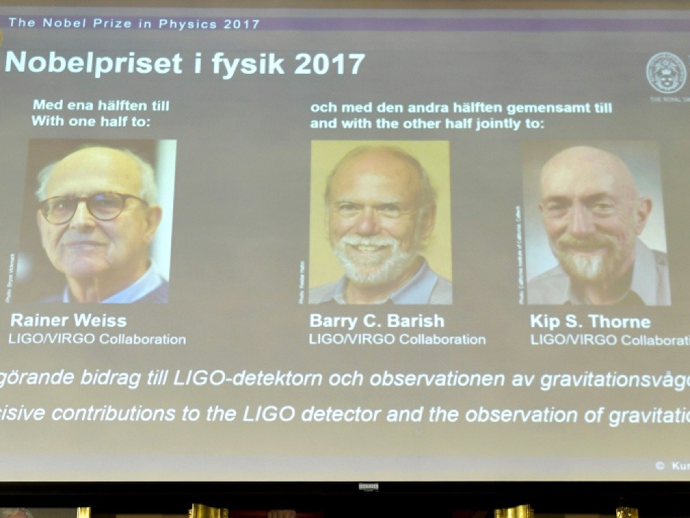 Nobelovu cenu za fyziku za rok 2017 získali Rainer Weiss (vľavo), Barry C. Barish (uprostred) a Kip S. Thorne.