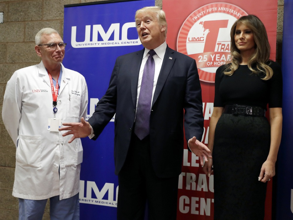 Donald Trump navštívil s Melanie Trump zranených po streľbe v Las Vegas.