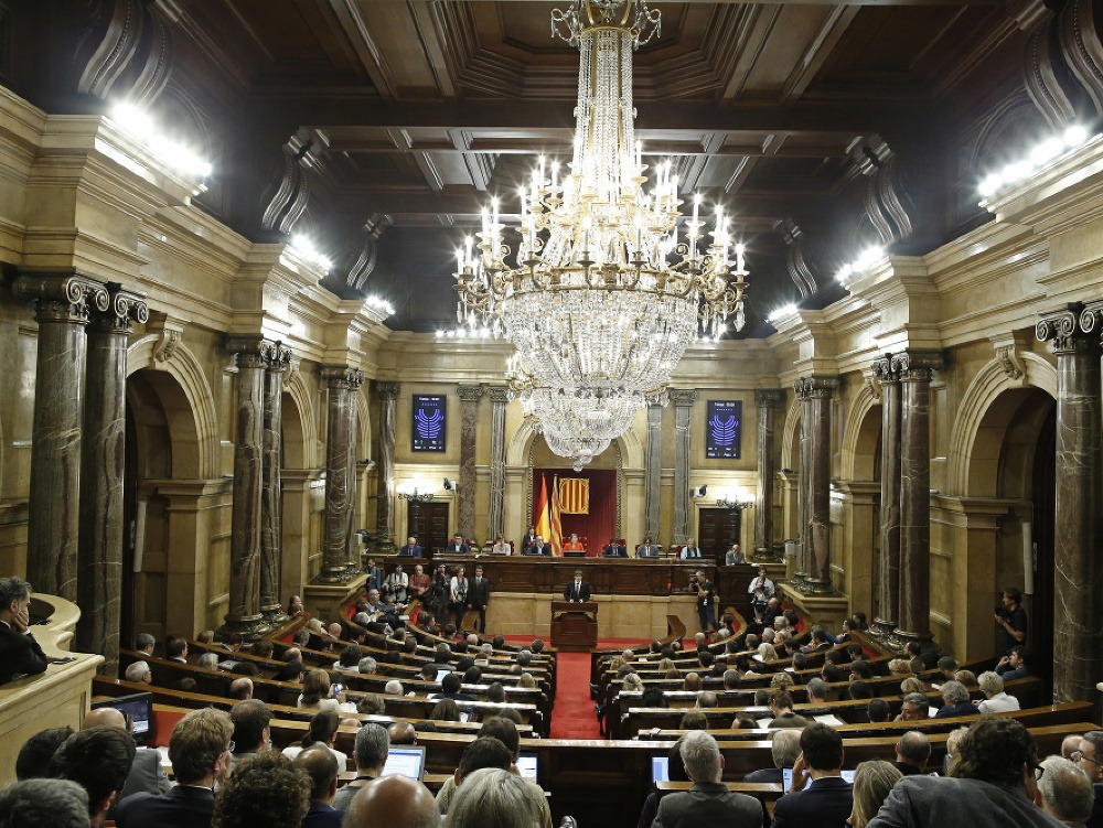Katalánsky prezident Carles Puigdemont počas prejavu v Katalánskom parlamente v Barcelone