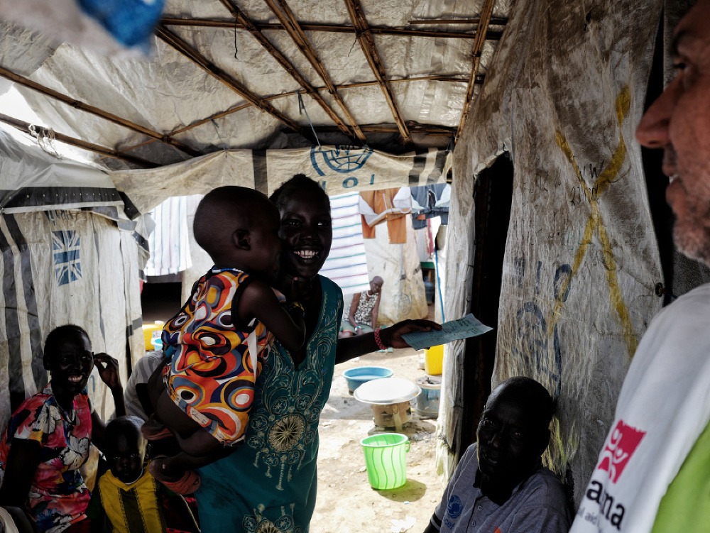 JUŽNÝ SUDÁN. Juba, 2017. MAGNA terénny pracovník počas návštevy pacienta v tábore pre vnútorne vysídlených ľudí. MAGNA zdravotníci poskytujú pre vyše 60 tisíc ľudí rutinné očkovania a prevádzkujú očkovacie kampane proti závažným ochoreniam.