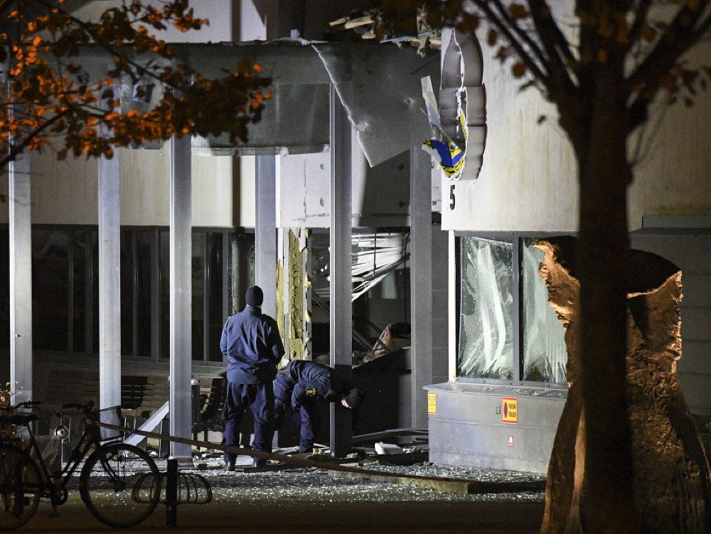 Mohutná explózia otriasla nadránom mestom Helsingborg ležiacim v južnej časti Švédska, kde pred policajnou stanicou vybuchla neznáma trhavina v stredu 18. októbra 2017. Výbuch spôsobil rozsiahle materiálne škody, avšak nikto pri ňom nebol zranený. Na sním