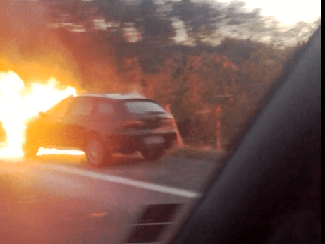 Auto v plameňoch na D1