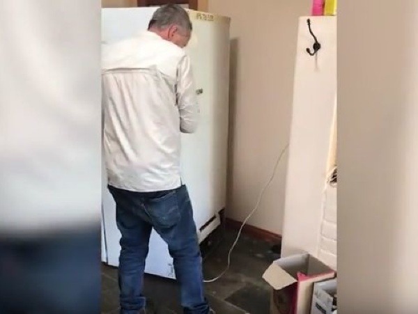 Za chladničkou sa ukrývalo slizké prekvapenie