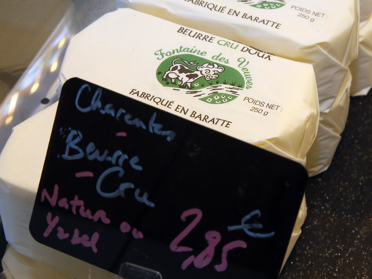 Zvýšený dopyt viedol k nedostatku mliečnych výrobkov vo francúzskych supermarketoch.
