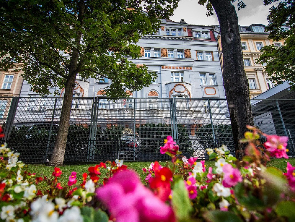 Pohľad na bezpečnostný plot Ambasády USA na Hviezdoslavovom námestí. 