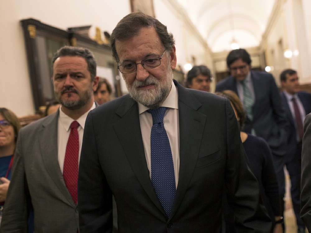 Španielsky premiér Mariano Rajoy odchádza z parlamentu 25. októbra 2017 v Madride.