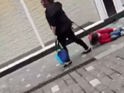 Matka ťahá synčeka po ulici v Liverpoole
