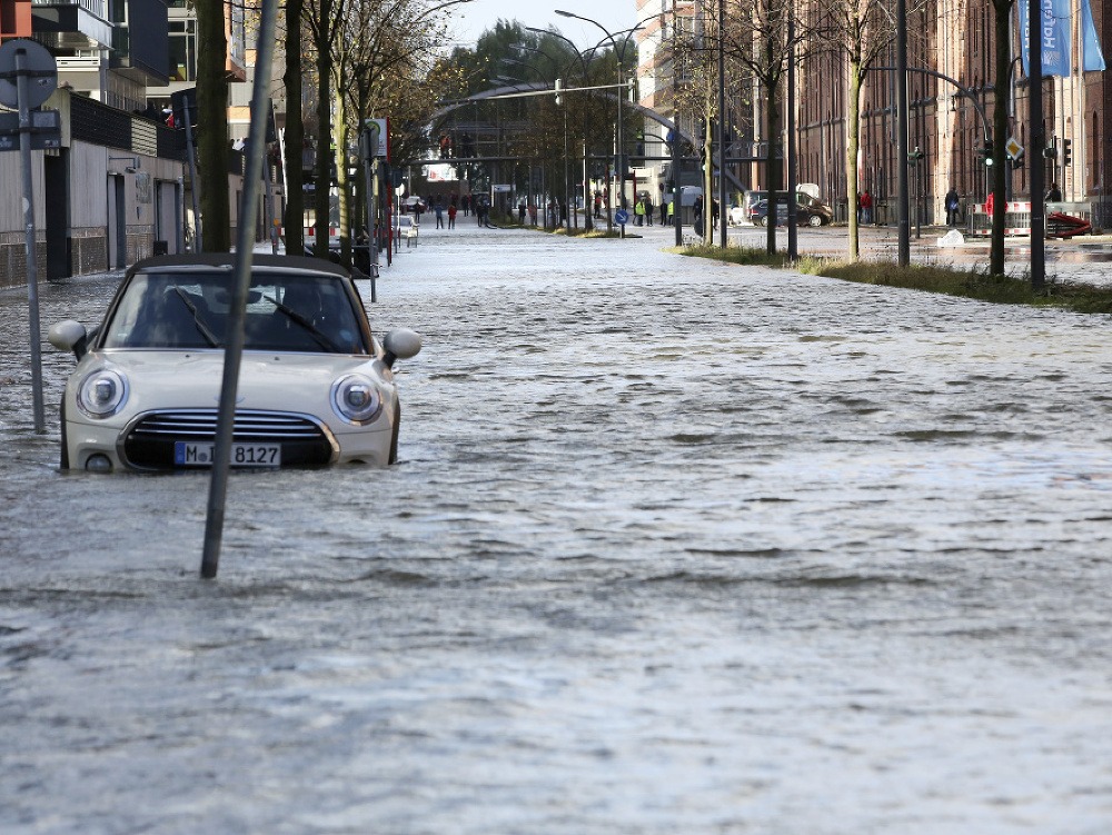 Ulice Hamburgu sú zatopené.