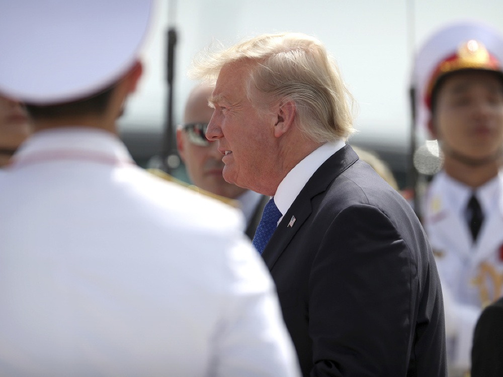 Donald Trump prichádza na stretnutie lídrov vo Vietname