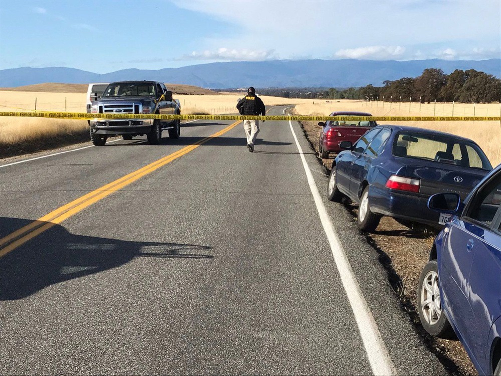 Policajná páska blokuje cestu vedúcu do obce Rancho Tehama Reserve  na severe amerického štátu Kalifornia
