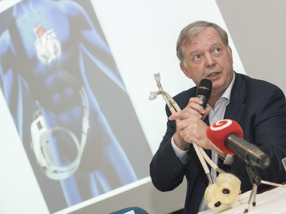 Prednosta Kliniky kardiochirurgie Národného ústavu srdcových a cievnych chorôb (NÚSCH) Michal Hulman počas tlačovej konferencie po unikátnom operačnom zákroku implantovania umelého srdca.