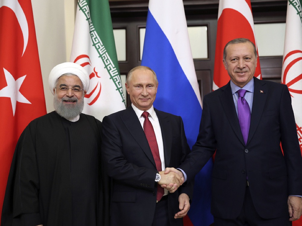 Na snímke zľava iránsky prezident Hasan Rúhání, ruský prezident Vladimir Putin a turecký prezident Recep Tayyip Erdogan .