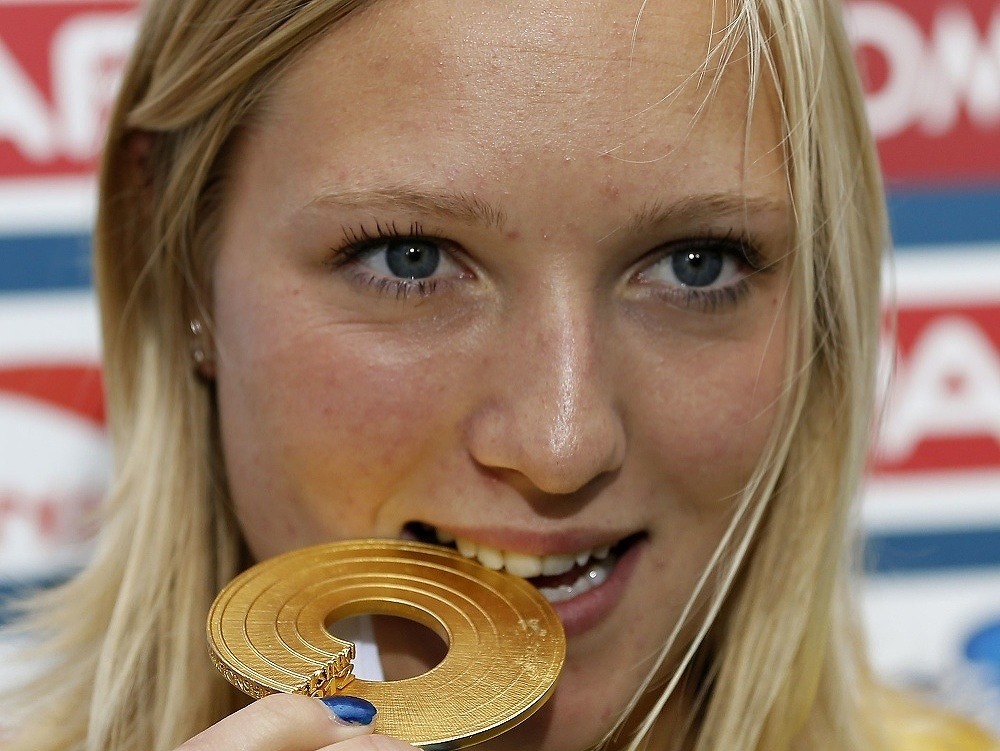 Moa Hjelmerová so zlatou medailou, ktorú získala v behu žien na 400 m na ME v atletike v Helsinkách v roku 2012.