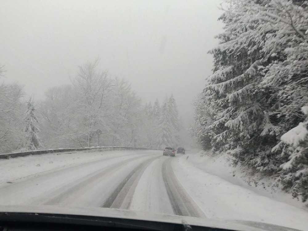 Ceste medzi obcami Veľký Lom a Lesť, šmýka sa a poriadne sneží.