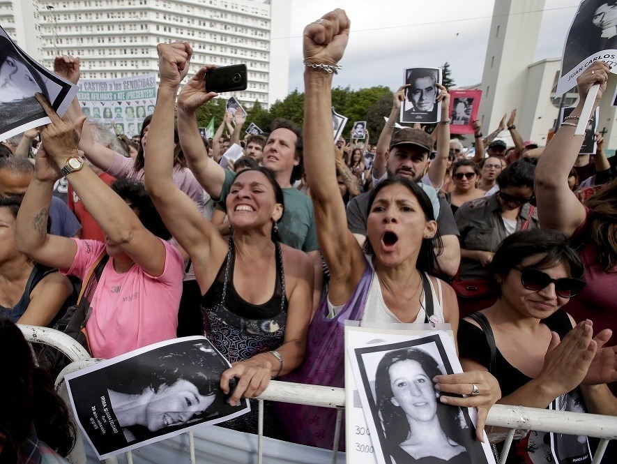 Argentínsky ľud pred budovou súdu v Buenos Aires