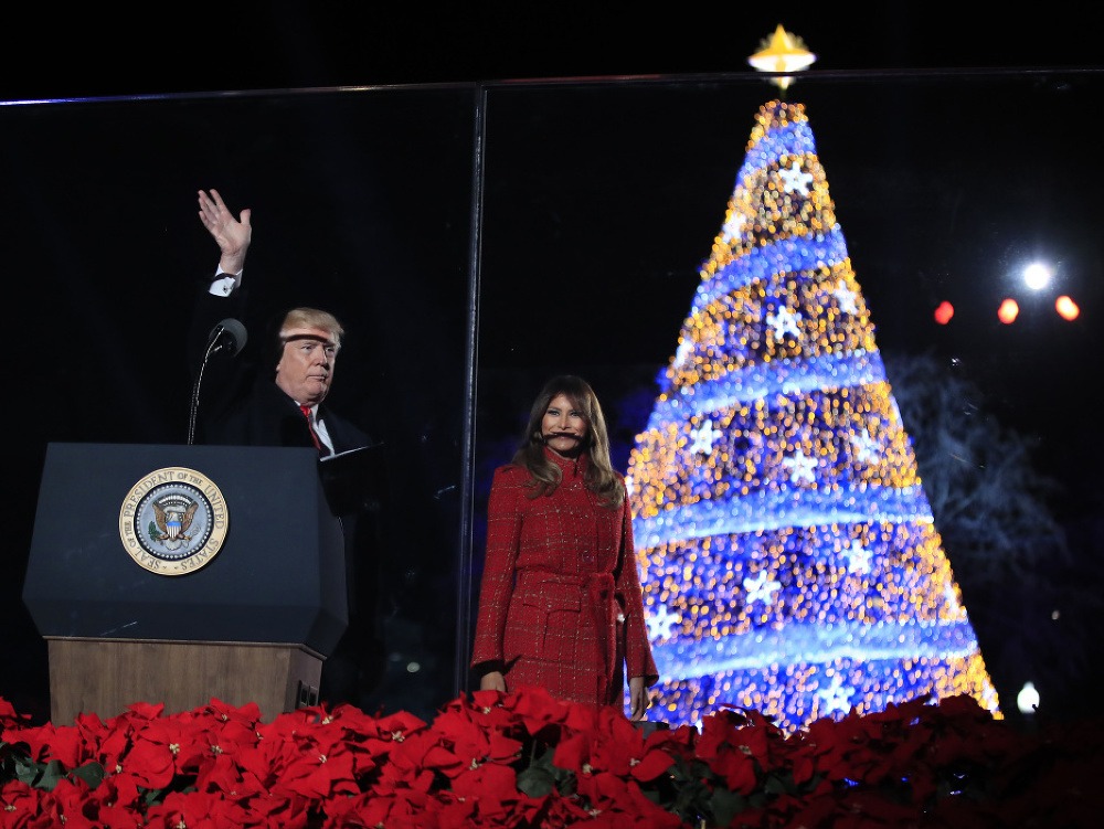 Donald Trump pri vianočnom stromčeku