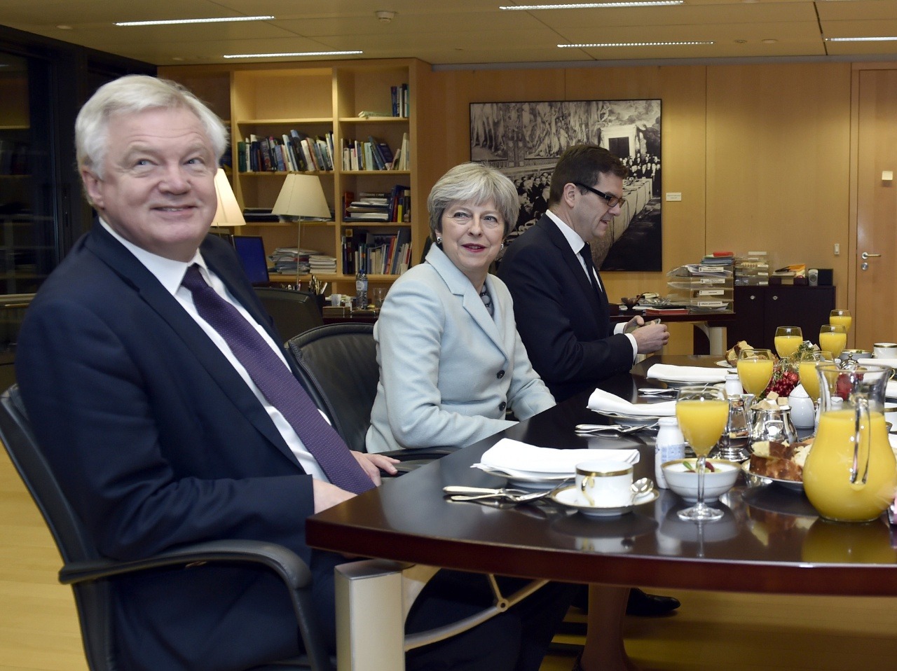 David Davis, Theresa Mayová, Jean-Claude Juncker a Michel Barnier