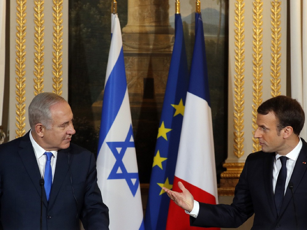 Emmanuel Macron a Benjamin Netanjahu.