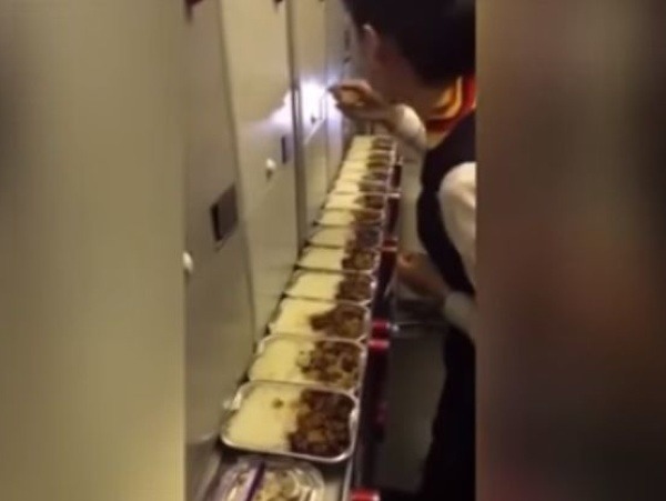 Stevardka si pochutnáva na jedle cestujúcich