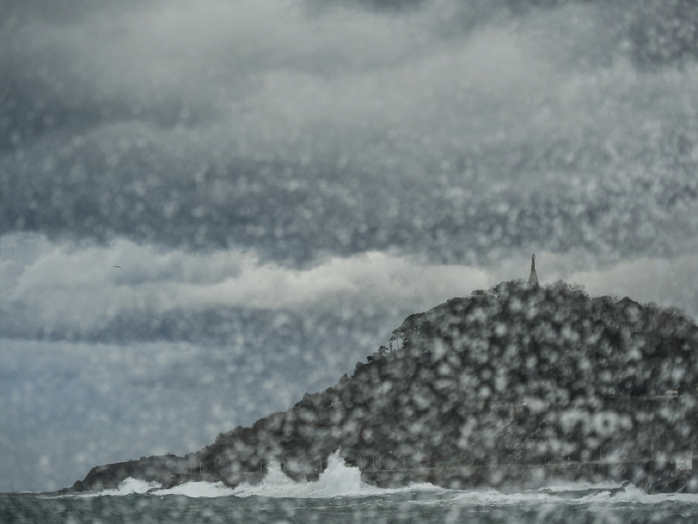 Gigantické vlny sa lámu na kopci Monte Gull počas silného vetra v meste San Sebastian na severe Španielska