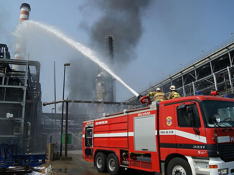 Hasiči hasia požiar v areáli chemického závodu Unipetrol v roku 2015.