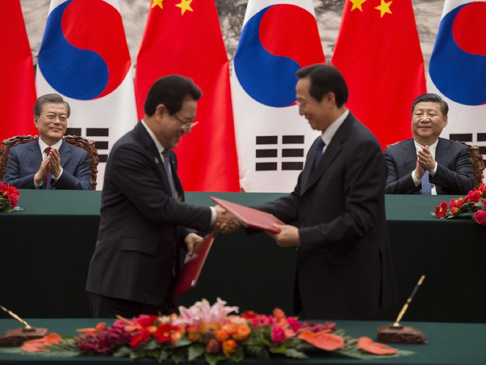 Čínsky prezident Si Ťin-pching a juhokórejský prezident Mun Če-in