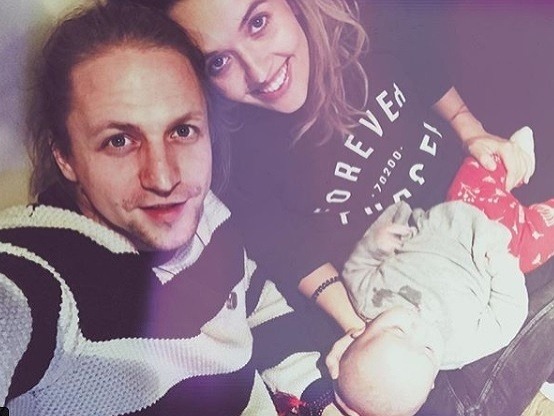 Tomáš Klus a jeho manželka Tamara sa stali trojnásobnými rodičmi začiatkom septembra. 