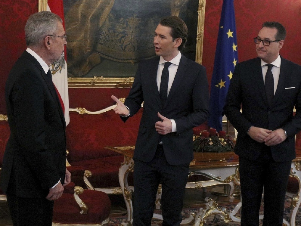 Sebastian Kurz a Heinz-Christian Strache predstavili v sobotu výsledky dosiahnutej koaličnej dohody spolkovému prezidentovi Alexandrovi Van der Bellenovi
