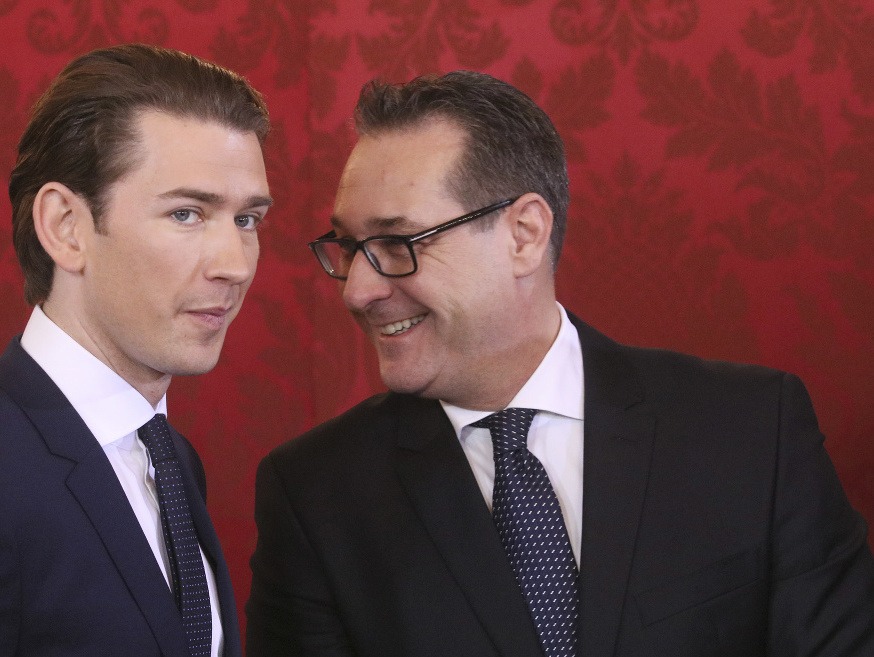 Nový rakúsky kancelár Sebastian Kurz (vľavo) a vedľa vicekancelár Heinz-Christian Strache.