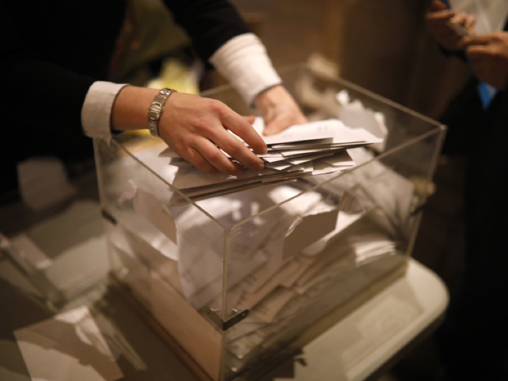 Člen volebnej komisie začína so sčítaním hlasov vo volebnej miestnosti po skončení predčasných parlamentných volieb do katalánskeho regionálneho parlamentu