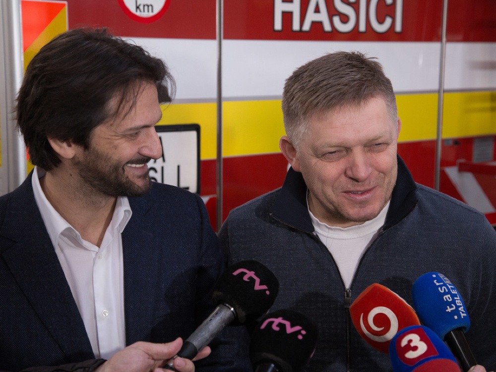 Robert Kaliňák a Robert Fico na návšteve u hasičov.