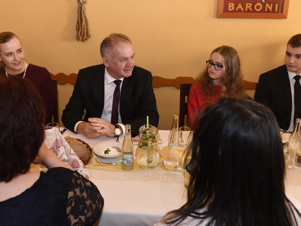 Prezident SR Andrej Kiska navštívil v Spišskej Novej Vsi rodiny v núdzi, zúčastnil sa s nimi na vianočnom obede a odovzdal vianočné darčeky.