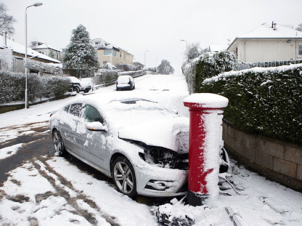 Británia sa ocitla v zovretí nepríjemného zimného počasia, doprava je narušená