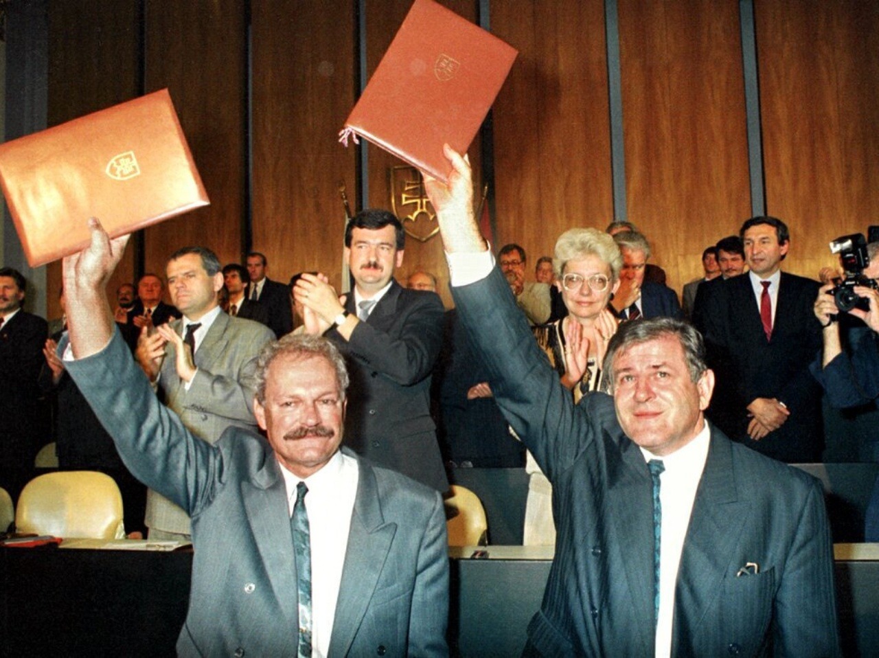 Predseda vlády SR Vladimír Mečiar, predseda NR SR, a Ivan Gašparovič17. júla 1992 v budove parlamentu v Bratislave zdravia poslancov po podpise Deklarácie o zvrchovanosti Slovenskej republiky