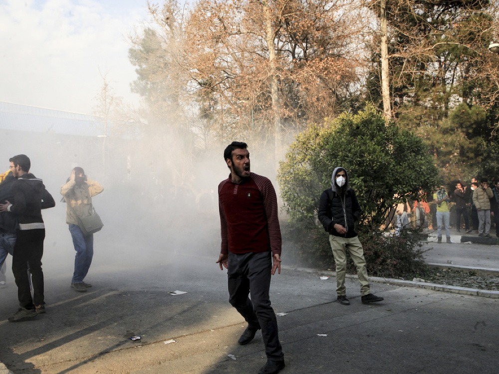 Protesty v Iráne majú už 12 obetí.