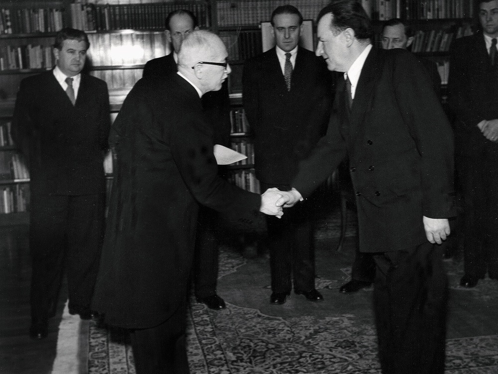 Na snímke predseda vlády Klement Gottwald (vpravo) skladá sľub do rúk prezidenta Edvarda Beneša 27. februára 1948 na Pražskom hrade.
