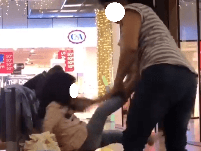 Žena v nákupnom centre v Ostrave dobila dieťa topánkou