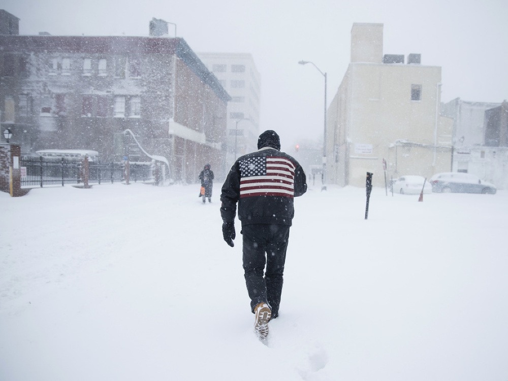 Muž kráča počas snehovej búrky v Atlantic City