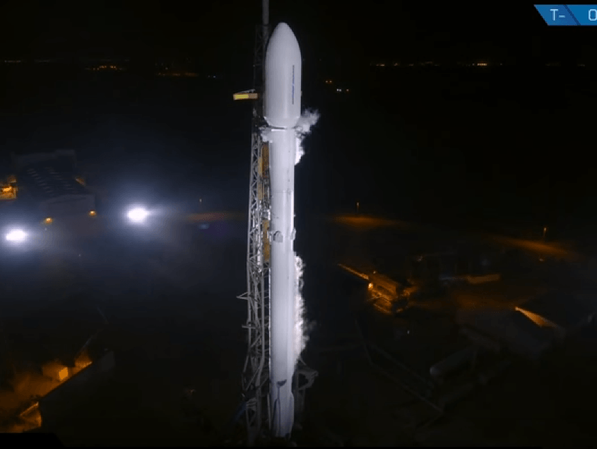S tajným vojenským nákladom odštartovala do vesmíru americká raketa Falcon 9