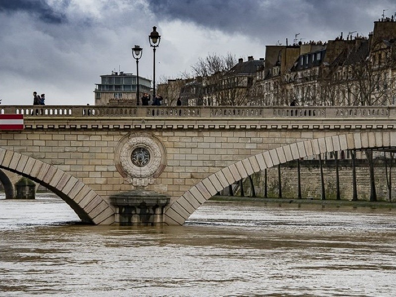Voda v metropole Francúzska výrazne stúpla