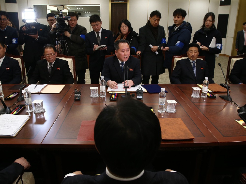 Hlava delegácie KĽDR - Ri Son Gwon (v strede)