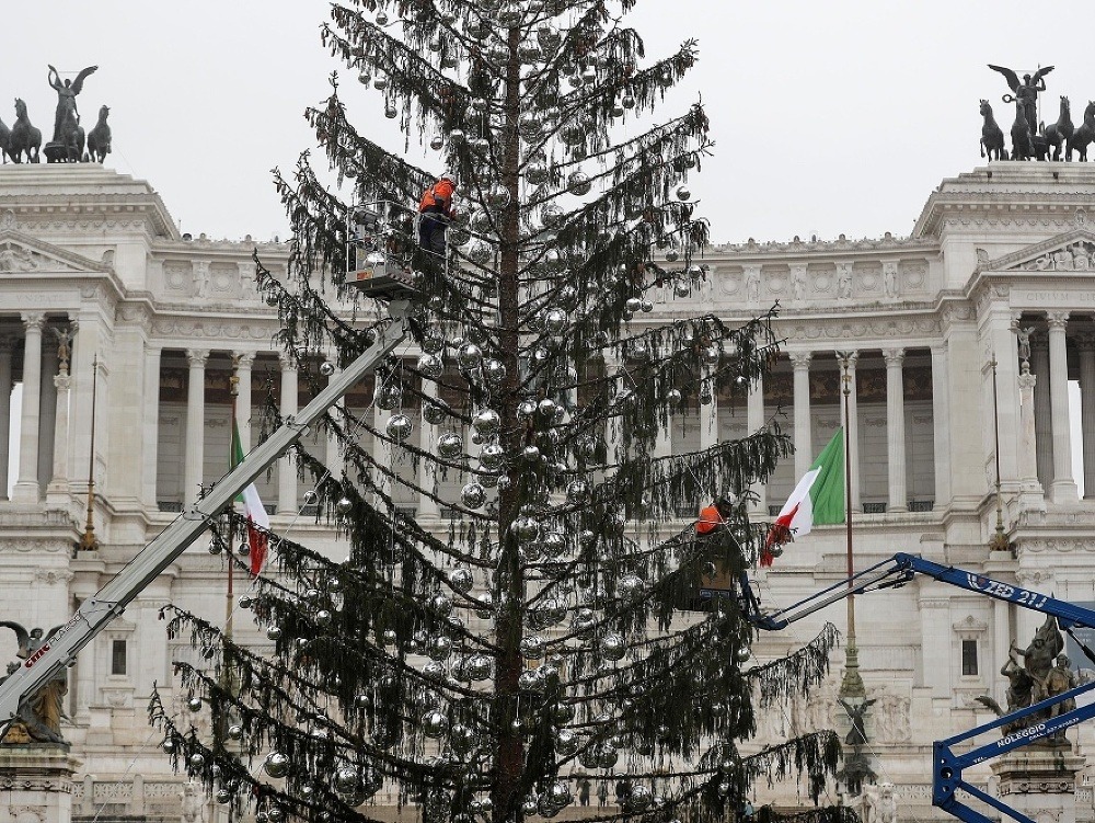 Na snímke zamestnanci rozoberajú rímsky vianočný stromček 